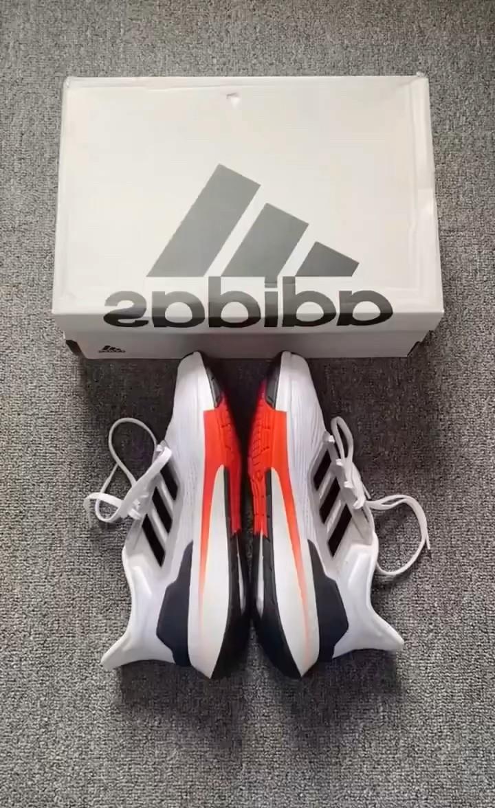 Adidas 跑鞋新战力|网面透气+Boost 科技,助你领跑每一次征程
文案:
当运动热
